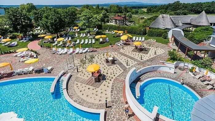 Burgenland. Die Tester des Relax-Guides stellen dem Hotel Reiters Reserve Finest Family (vier Sterne Superior) in Bad Tatzmannsdorf das beste Zeugnis aus, wenn es um die Familien- und Kinderfreundlichkeit geht. Auf insgesamt 125 Hektar finden sich neben Wäldern und Wiesen Golfplatz, Reitstall, Bauernhof, diverse Spielbereiche für Kinder, Bade- und Wellnesslandschaften für alle Altersgruppen.