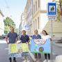 Schulstraße Nibelungengasse:  Gottfried Hohl und Anton Trummer (Stadtpolizeikommando Graz), Vizebürgermeisterin Judith Schwentner, Gabriele Herzog (Verkehrsplanung)