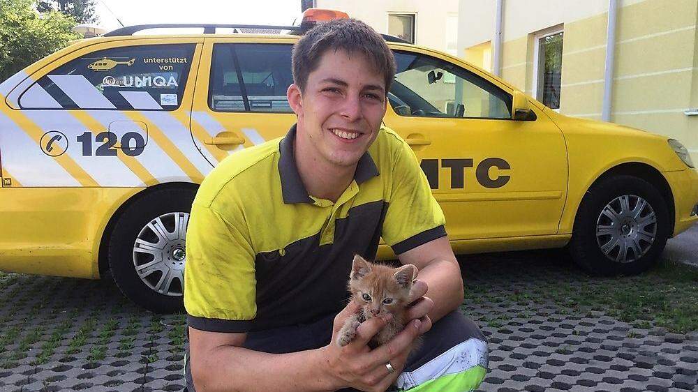 ÖAMTC-Pannenhelfer Daniel Lassacher mit dem geretteten Kätzchen 