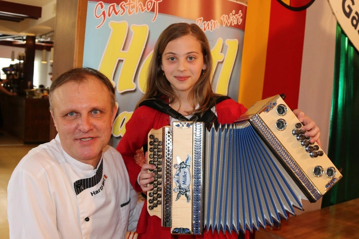 Hausherr Reinhard Hartl mit der preisgekrönten Lokalmatadorin Laura Rampitsch.