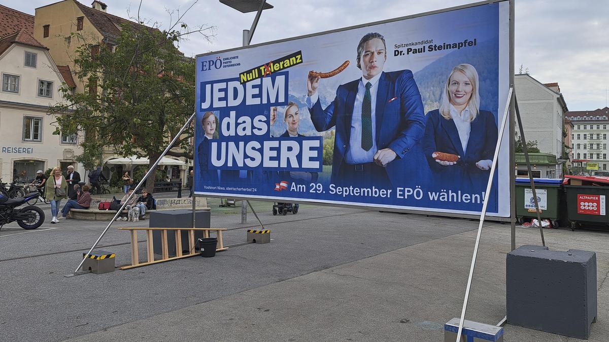 Ist wieder zu sehen: Das Kunst-Plakat am Kapistran-Pieller-Platz in Graz