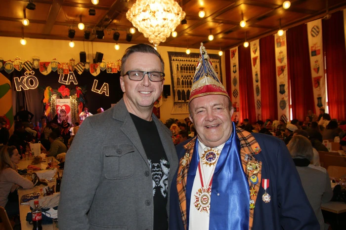 Unter die Besucher gesellte sich auch Bürgermeister Helmut Linhart (links), hier mit Karl Christandl von der Faschingsgilde Kölala.