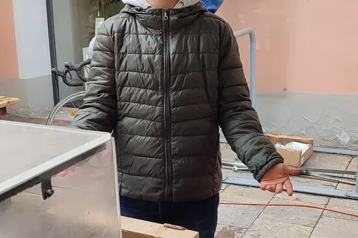 Patrick ist am Bauernmarkt bei Heinz Jansenberger beschäftigt