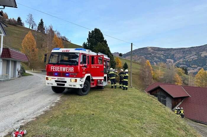 Um die Löschwasserversorgung für die Brandbekämpfung sicherstellen zu können, musste ein Pendelverkehr mit Tanklöschfahrzeugen vom abgelegenen Gehöft zu den einige Kilometer entfernten Bassins eingerichtet werden.