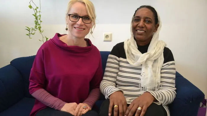 Mariam Wagialla (rechts) mit Sadika Kostmann vom Verein "Omega", der Migranten unterstützt	