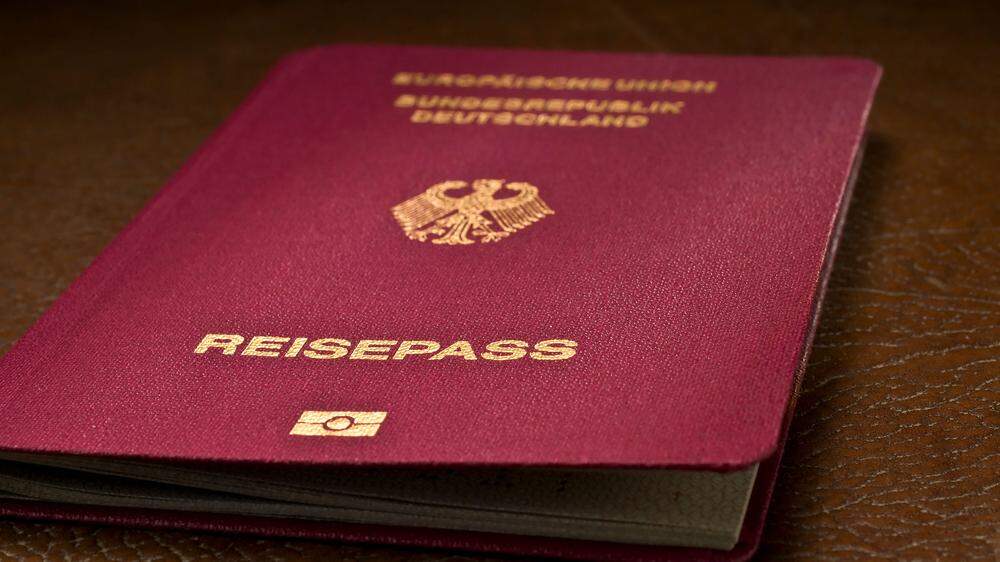 Den deutschen Pass soll es bald schneller geben.
