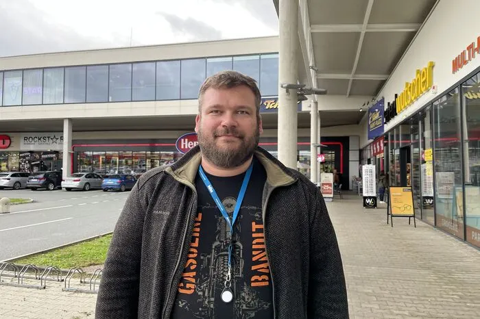 Rainer Krupalija, 37, Techniker aus Leibnitz: "Ein Konzept wie die Vier-Tage-Woche ist meiner Meinung ein Resultat davon, dass Firmen immer schwerer Mitarbeiter finden und sich Maßnahmen einfallen lassen müssen, um als Arbeitgeber attraktiver zu werden. Ich habe eine Vier-Tage-Woche und kann auch von zuhause aus arbeiten. Allerdings fahre ich meistens trotzdem ins Büro, weil ich mich dort besser konzentrieren kann."