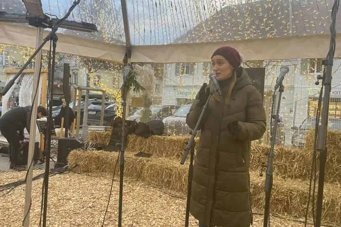 Bürgermeister Christoph Stark und Katrin Kanya vom Stadtmarketing eröffneten den Adventmarkt offiziell mit Wortspenden und Beiträgen von Pfarrer Giovanni Prietl, Seelsorger Fritz Feichtinger...