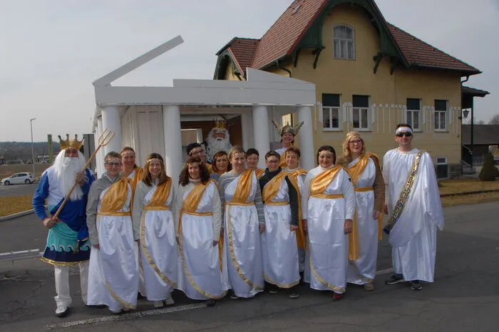 Der himmlische Chor mit Poseidon und Göttervater Johnny "Zeus" Winkelmaier vor der Fehringer Akropolis