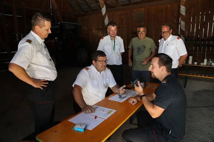 Beim Bewerb, unter der Leitung des Bereichsfunkbeauftragten Hauptbrandinspektor Werner Holzer, kämpften die Feuerwehrleute um das heiß begehrte Abzeichen.