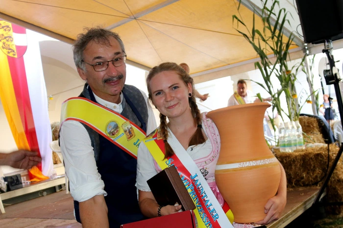 Mit großer Verspätung wurde Jasmin Klingspiegel aus Köcking als neue Salamiprinzessin bekannt gegeben. Einer der ersten Gratulanten war der amtierende Salamikönig Stefan Pototschnig.