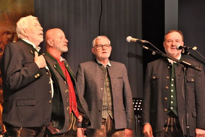 Die „Steirische Landmusi“ und das „K&amp;K Harfenduo“ mit ihren Instrumenten sowie die „Singgemeinschaft Voitsberg“, „MaiXang“ und „die Sandler“ mit ihren tollen Stimmen brachten ein Flair der Advent- und Vorweihnachtszeit in den voll besetzten Saal.