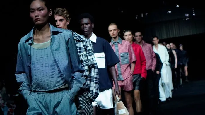 Daniel W. Fletcher eröffnete die durch den Tod der Queen eingeschränkte Fashion Week
