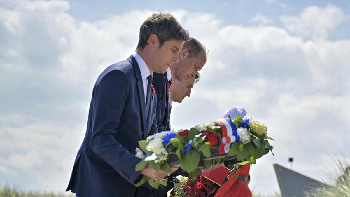 Frankreichs Premierminister Gabriel Attal (links), der britische Thronfolger Prinz William (Mitte), und der kanadische Premierminister Justin Trudeau legen während der kanadischen Gedenkzeremonie anlässlich des D-Days einen Kranz nieder