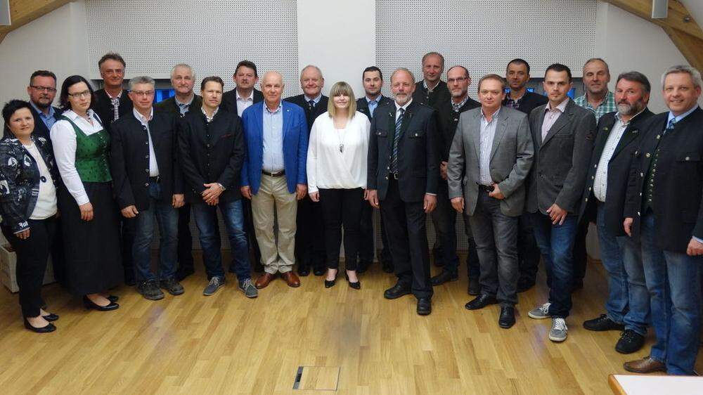Das ist der neue Gemeinderat von Passail mit seinen 21 Vertretern und der neuen Bürgermeisterin Eva Karrer (mittig in Weiß) der SPÖ