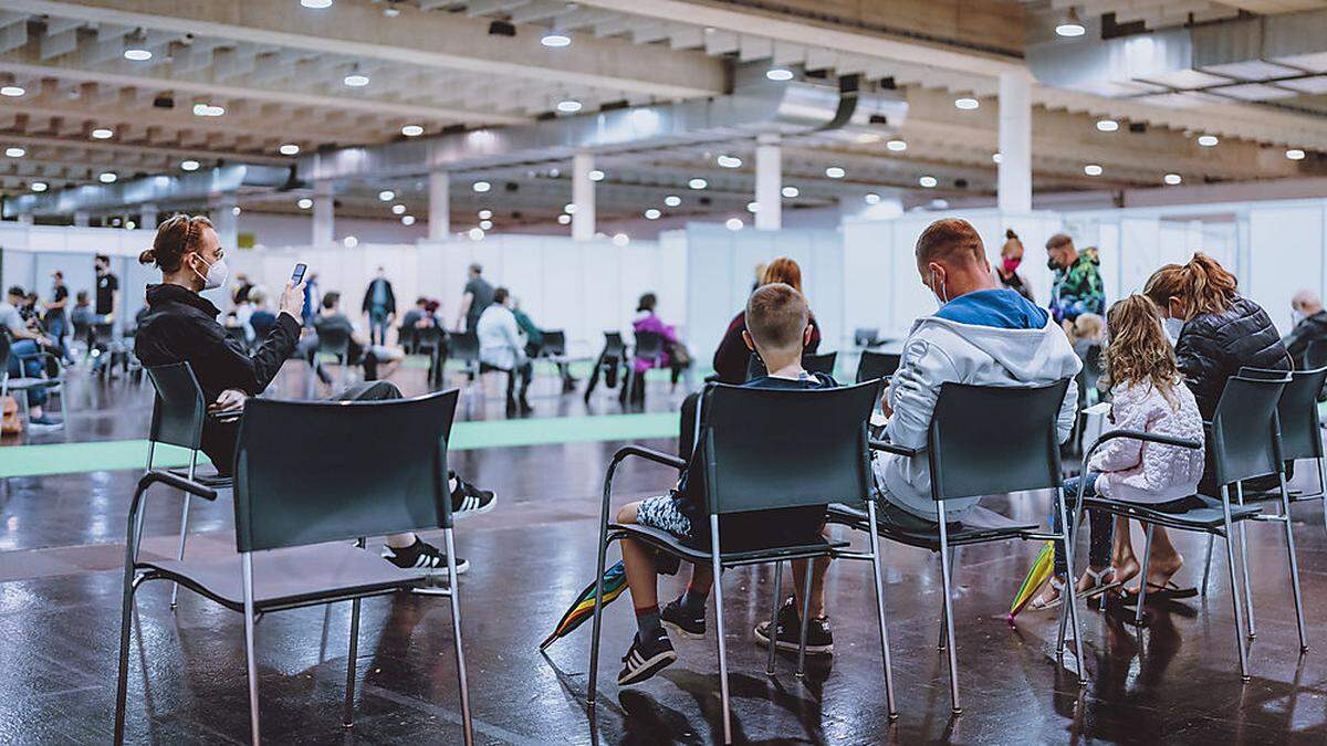 Der Wartebereich in der Messehalle Graz war am Samstag vor allem vormittags gut gefüllt