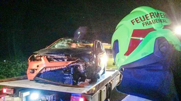 Das war ein Überholmanöver mit Folgen: Vom Hebalmkreisverkehr kommend überholte ein Lenker Mittwoch am späten Abend im Bereich der Ortseinfahrt Frauental einen anderen Pkw. Dabei touchierte er sechs am Fahrbahnrand geparkte Autos. Bei zwei Pkw war der Aufprall so heftig, dass sie in den angrenzenden Acker verfrachtet wurden. Im Einsatz waren die FF Frauental, Polizei und das Rote Kreuz. Der Unfalllenker wurde leicht verletzt ins Krankenhaus gebracht.