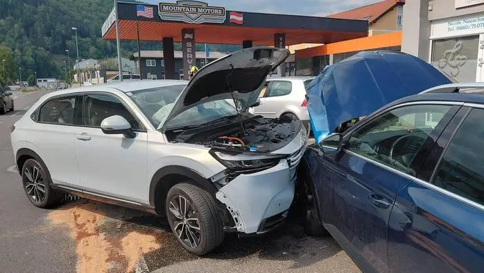 Bei einem Verkehrsunfall in Bruck standen neun Feuerwehrleute, die Rettung, die Polizei und ein Abschleppunternehmen im Einsatz