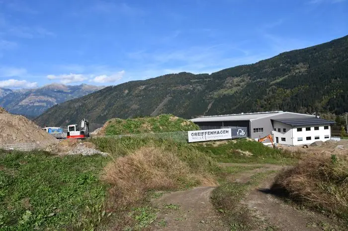 Greiffenhagen Bohr- und Sprengtechnik GmbH siedelt sich in Kleblach-Lind an Ortsteil Lessnig an der B 100 Drautal Straße oberhalb von Fleissner Maschinenbau