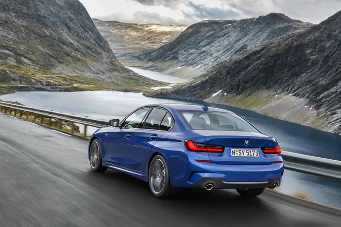 Und deshalb ist der 3er optisch auch ganz der 3er geblieben – frei nach dem Motto „Never change an winnig team“. Allerdings ist die Limousine im Vergleich zum Vorgängermodell um 85 auf 4709 Millimetern in der Länge gewachsen. 16 Millimeter setzen die Bayern in der Breite drauf (1827 mm) und in der Höhe einen (1442 mm), 41 Millimeter legt er beim Radstand (2851 mm) nach.