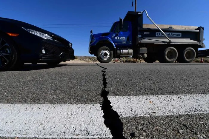 Die Kleinstadt Ridgecrest nahe dem Death-Valley-Nationalpark wurde am stärksten erschüttert. Nach Angaben der Behörden im Bezirk Kern County trafen zahlreiche Notrufe ein.