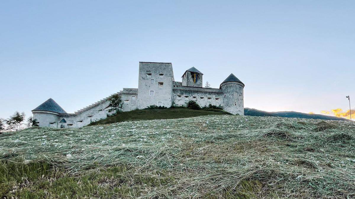 Derzeit gibt es in der Burg nur einen kleinen Kiosk, aber keine Geister