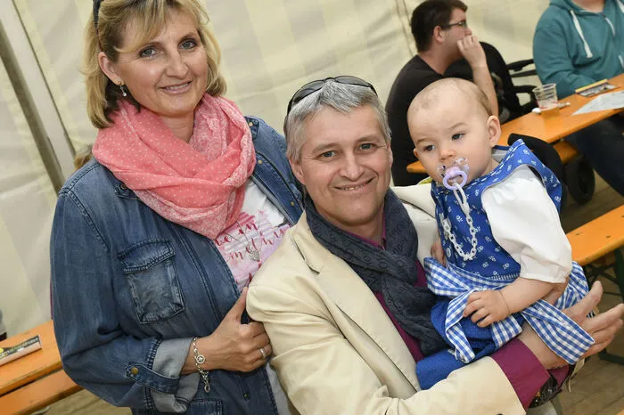 Das jüngste Model war die Tochter von HLW Direktor Adi Lackner. Hier mit seiner Frau Amata und Töchterchen Amelia (1) im feschen Dirndl.