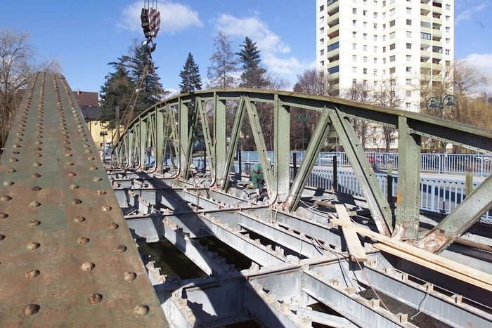1999 wurde die alte Wirtschaftsbrücke über Initiative des damaligen Gemeinderats Johann Kuhn vor der Verschrottung gerettet