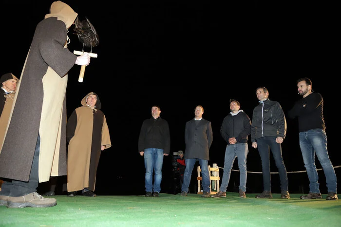 Ein besondere Höhepunkt der diesjährigen Präsentation war die Aufnahme von fünf jungen Apfelmännern. Wolfgang Kelz, Bernhard Pieber, Lukas Schloffer, Elmar Wasle und Hannes Weingartmann wurden mit den Kutten, den äußern Zeichen der Apfelmänner, ausgestattet.