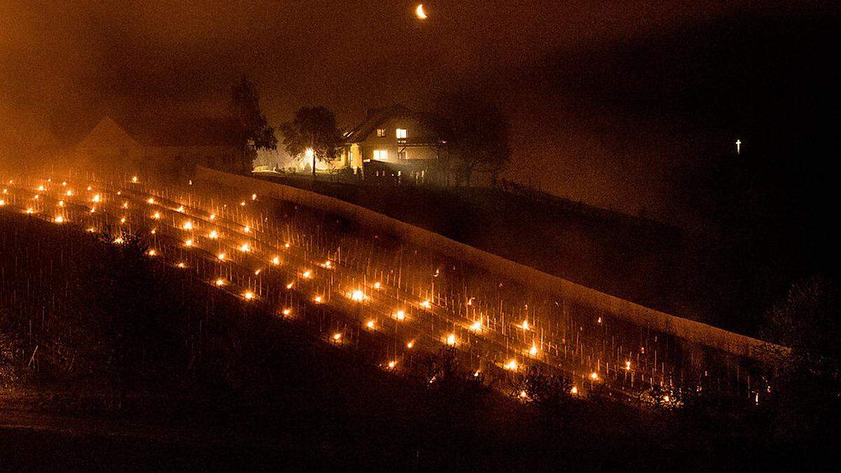 Steirische Obstbauern haben bereits Tausende &quot;Frostöfen&quot; aufgestellt, falls die Temperaturen in der Nacht weit unter null Grad sinken