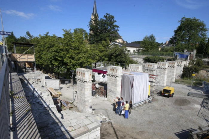 Der Elisabethsteg, der über den Hafen führt, wird saniert.