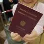 APA8247500-2 - 14062012 - WIEN - ÖSTERREICH: ZU APA-TEXT CI - - THEMENBILD - Illustration zum Thema "Kinderreisepass": Die sechsjaehrige Katharina praesentiert am Freitag, 5. Juni 2009, in den Räumen des Bürgerservice des Landes Niederoesterreich in Wien ihren eigenen Reisepass (gestellte Szene). Miteintragungen von Minderjährigen in Reisepässen sind ab, Freitag, ungültig. Wer also mit Kind und Kegel ins Ausland verreisen möchte, muss sich um die entsprechenden Dokumente für seine Sprösslinge kümmern. APA-FOTO: HANS KLAUS TECHT