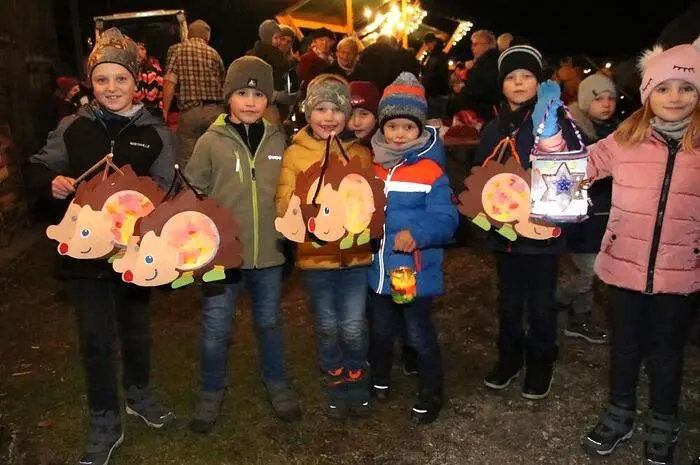 Der Lenhardhof der Familie Hannes Ofner bot ein traumhaftes Ambiente, mit dem Erlös des Laternenfestes werden die Schulkinder mit Lernmaterial und bei Veranstaltungen wie Schikursen unterstützt.