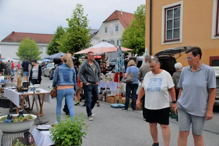 Trotz des schlechten Wetters war der Flohmarkt, der von Bernhard Lampl organisiert wurde, gut besucht.