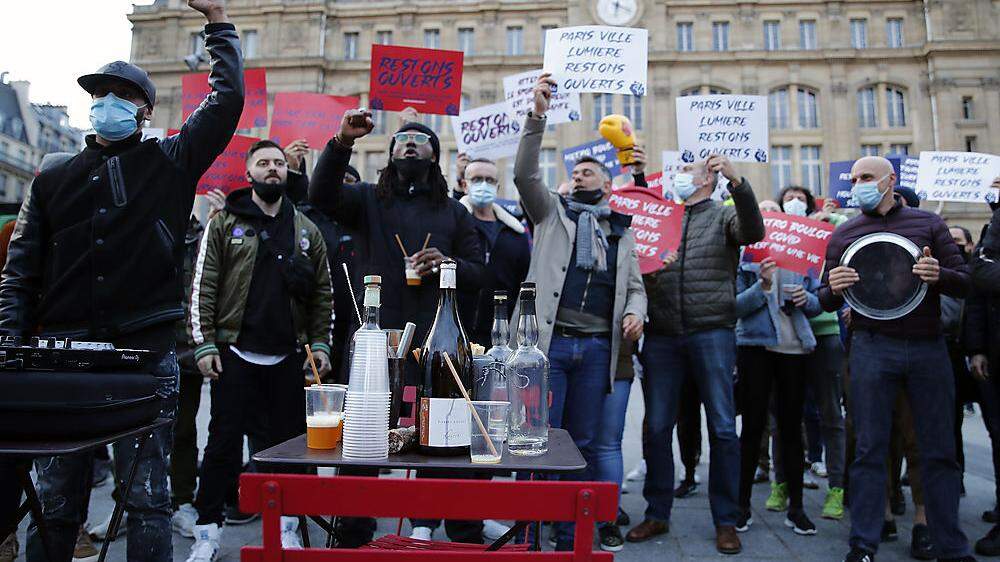 Barbesitzer in Paris protestierten am Dienstag gegen die Schließungen
