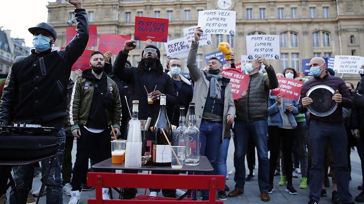 Barbesitzer in Paris protestierten am Dienstag gegen die Schließungen