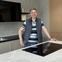 Hans Jörg Peheim steht in seinem neuen Studio in einer Musterküche