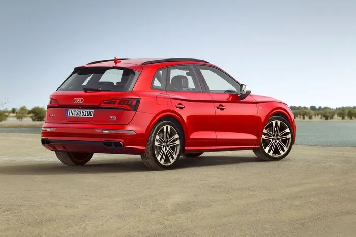 Die Verwaltung der Kraft übernimmt eine Achtstufen-Tiptronic. Bei aktivierter Funktion im Fahrdynamiksystem Audi Drive Select legt sie zwischen 55 und 160 km/h automatisch den Freilauf ein, sobald der Fahrer den Fuß vom Gaspedal nimmt. Nach NEFZ-Zyklus liegt der Verbrauch bei 8,3 Liter Kraftstoff pro 100 Kilometer (189 g CO2/km).