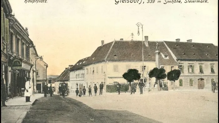 Der Gleisdorfer Hauptplatz ist nicht schwer zu erkennen, aber wissen Sie auch, aus welchem Jahr diese Abbildung ist?     Antwort: 1910