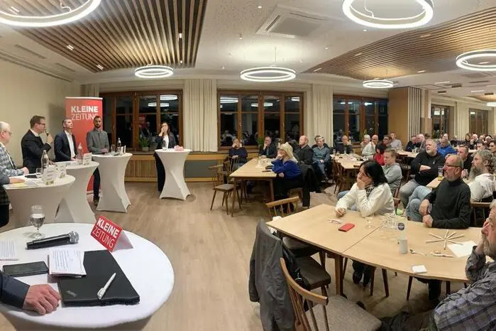 Ein voller Saal erwartete die Spitzenkandidaten 