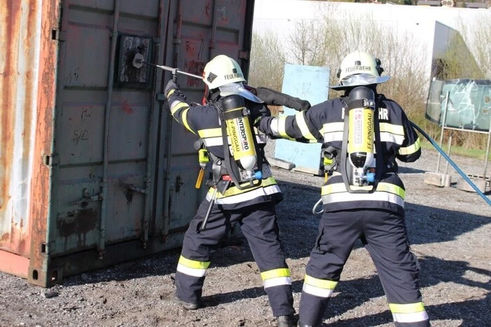 Mit dem Spezialgerät "Cobra" im Wert von rund 50.000 Euro werden Brände mit hohem Wasserdruck von rund 300 bar in kürzester Zeit effizient gelöscht.