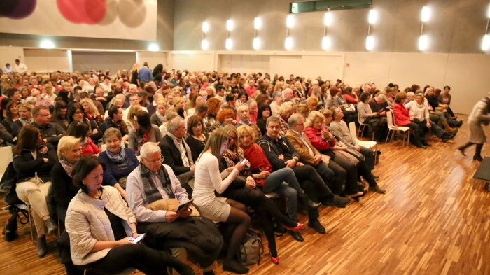 Bis auf den letzten Platz besetzt war am Freitagabend die Blumenhalle in St. Veit.   