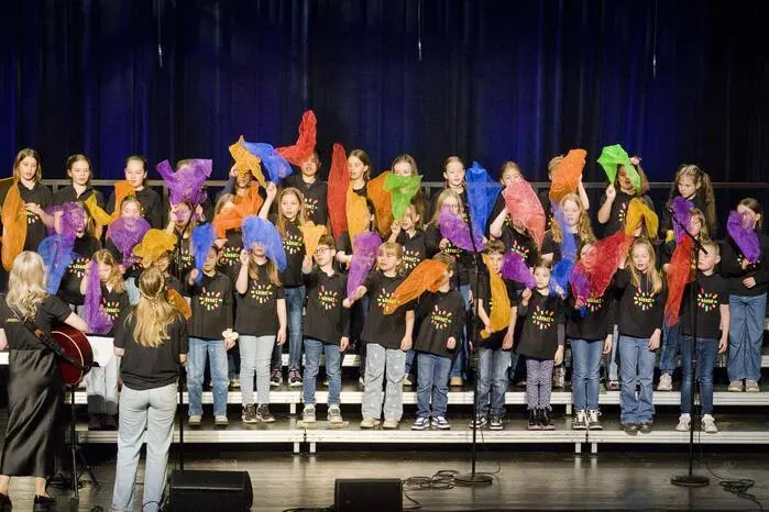 Von den jüngsten Sängern bis hin zu Schulchören zeigten alle Mitwirkenden Begeisterung, musikalisches Können und Freude am gemeinsamen Singen. Wochenlange Probenarbeit mündete in einen Abend, der von Energie, Herzblut und Talent getragen war.