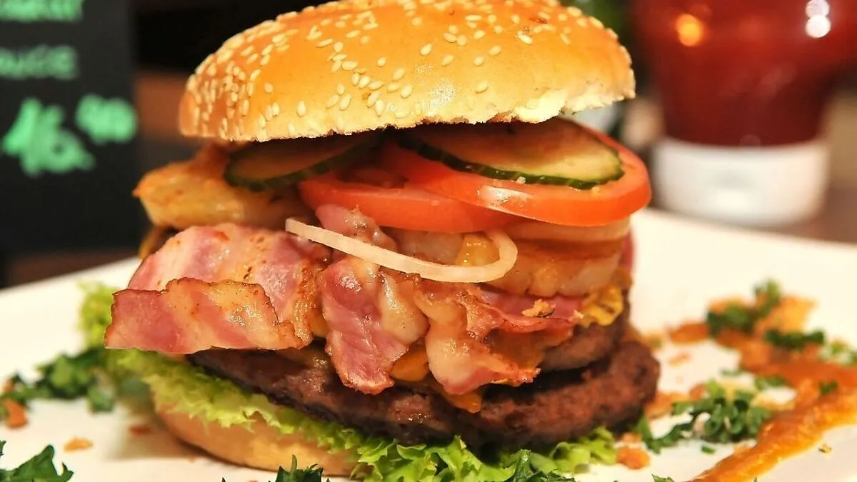 Burger, Steaks, Salate, Potatoes und Waffeln, aber auch gschmackiges Fingerfood sowie Cocktails stehen auf der Karte