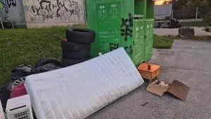 Matratzen, Reifen und anderer Sperrmüll werden auf dem Parkplatz illegal weggeworfen