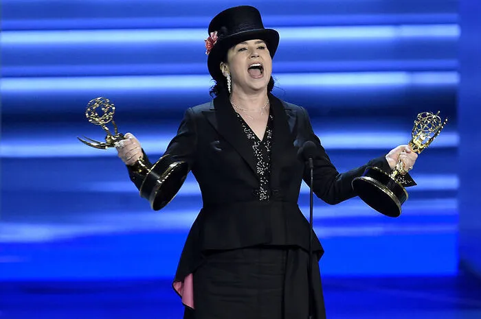 Weitere Emmys gab es am Montagabend in Los Angeles für die Regie und das Drehbuch von Autorin Amy Sherman-Palladino. Die Serie kam insgesamt auf acht Auszeichnungen.