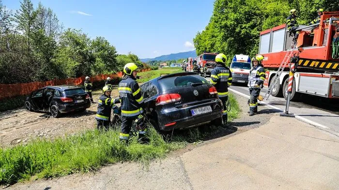Direkt von der Florianimesse am Tag des Schutzpatrons der Feuerwehrleute rückten 50 Mann der Feuerwehren St. Marein, Feistritz und Knittelfeld am Sonntag (6. Mai) zu einem Einsatz aus.