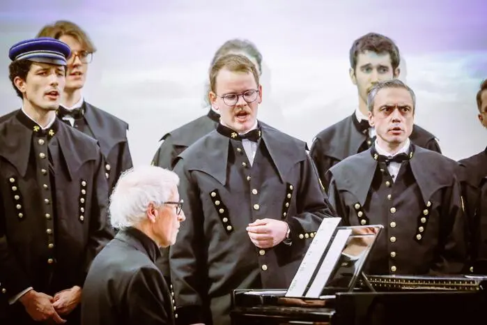 Am Klavier stand dem Chor Helmut Iberer zur Seite, an den Percussions sorgte Christian Riegler für den Rhythmus bei den afrikanischen Nummern. Geleitet wird der Universitätschor der Montanuniversität von Sarah Kettner.
