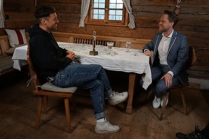 Klaus Steinbacher kam nach 3-monatigen Dreharbeiten in sein Elternhaus in Bayern, um einen gemütlichen Sonntag im Kreis der Familie zu verbringen. In der Gartenhütte, die für Klaus besondere Bedeutung hat, wurde er von Markus Freistätter mit der Romy als „Beliebtester Nachwuchs männlich“ überrascht.