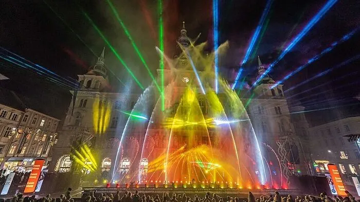 Tausende ließen sich das "Silvesterspektakel" am Grazer Hauptplatz nicht entgehen